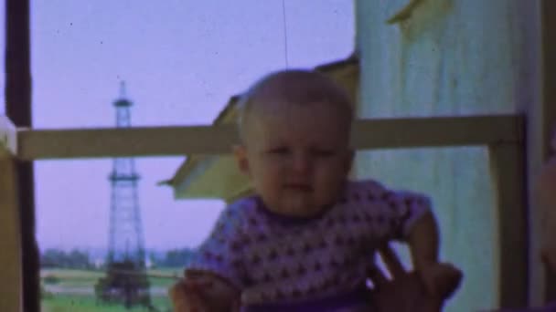 母亲引发附近石油钻机井架的宝贝 — 图库视频影像