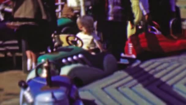 Çocuk araba karnaval atlıkarınca rides — Stok video