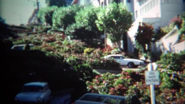 Bilar som slår på Lombard Street. — Stockvideo