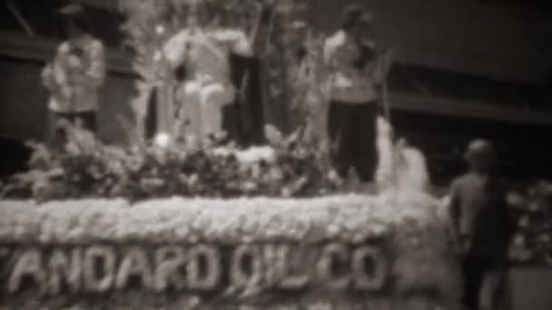 Standard Oil empresa WW2 flores vitória desfile coberto flutuar — Vídeo de Stock