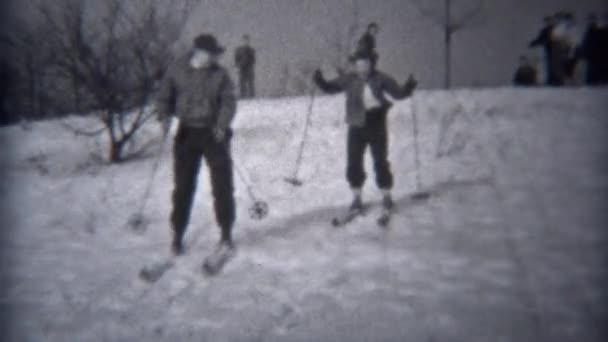 Aile katılmadan ile yerel tepe üzerinde kayak gün — Stok video