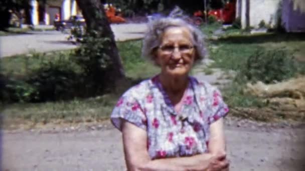 Grandma roaming rural gravel driveway breaks smile — Stock Video