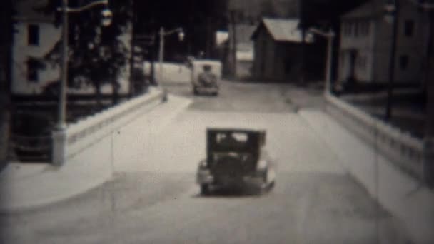 Voiture traversant le nouveau pont en ville — Video