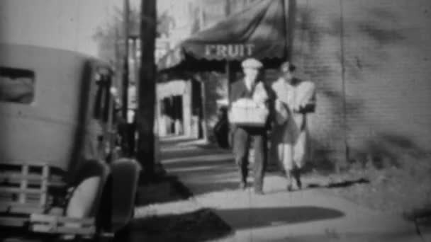 Un par de compras en la tienda de frutas — Vídeos de Stock