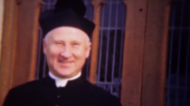 Diácono católico sacerdote sonríe — Vídeos de Stock