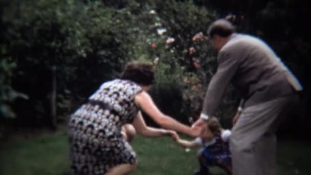 Rodina hrát kruh kolem rosey hra — Stock video
