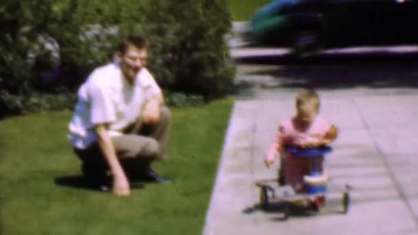 Papá ayudando a niño pequeño caminar dispositivo de la máquina de entrenamiento — Vídeo de stock