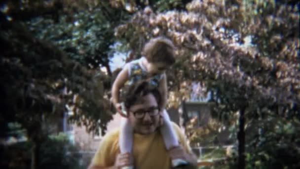 Toddler riding in dad's shoulders outdoor — Stock Video