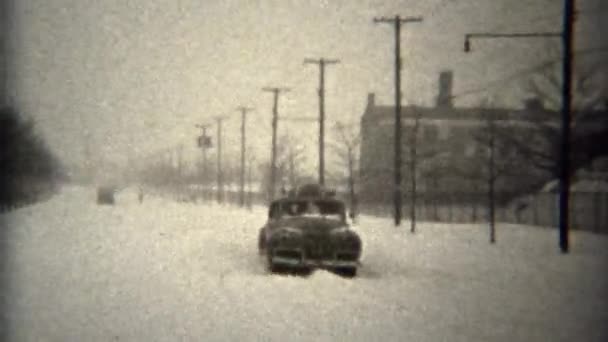 雪に覆われた街を運転の車 — ストック動画