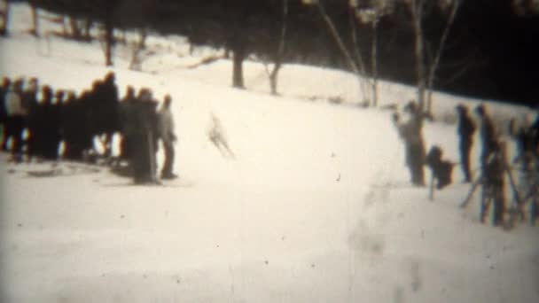 Downhill skiërs nemen scherpe draai met publiek — Stockvideo