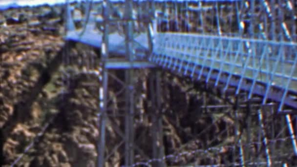 Puente con el hombre caminando por el parque nacional — Vídeo de stock