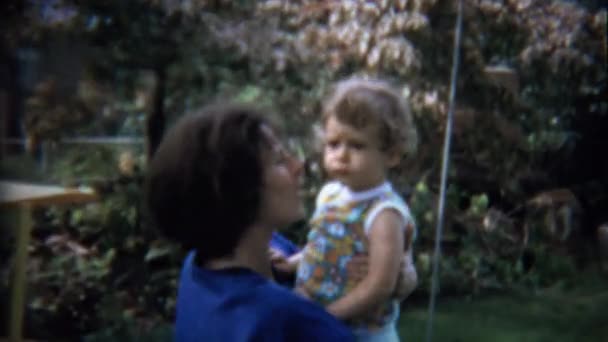 Mamá bailando, sonriendo y cantando con una niña — Vídeo de stock