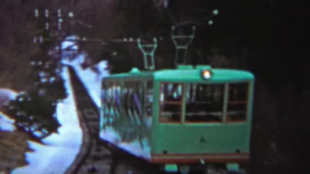Tren yokuş yukarı hareket insanlarla tramvay — Stok video