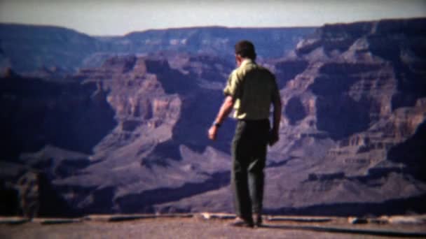 Man kissing and jumping into Grand Canyon — Stock Video