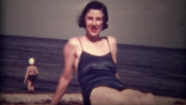 Kvinnan tuggar tuggummi blinkningar och leenden på stranden — Stockvideo