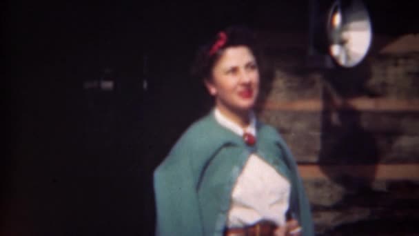 Nő a zöld kardigán pulóver — Stock videók