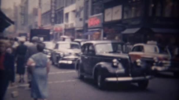 Ziyaret edenler tarafından kent sokak sakinlerinin hayrete — Stok video