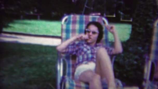 Lounging família ao ar livre em cadeiras de gramado — Vídeo de Stock