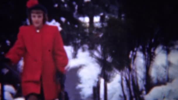 Dress on wealthy woman in wintertime — Stock Video