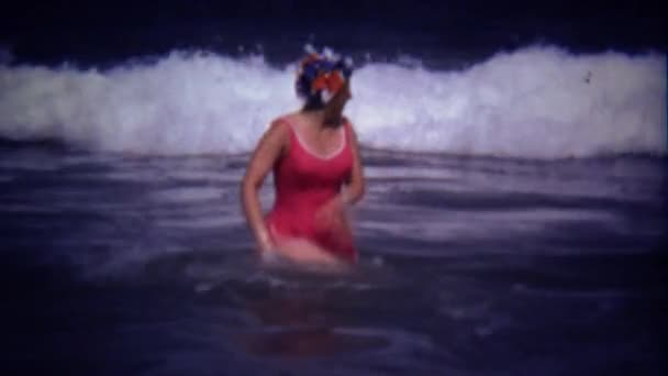 Женщина выживает в больших океанских волнах — стоковое видео