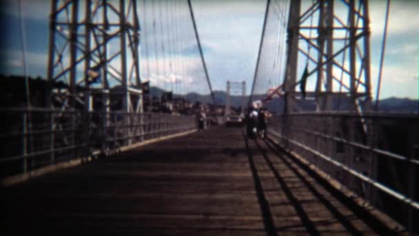Mensen lopen brug — Stockvideo