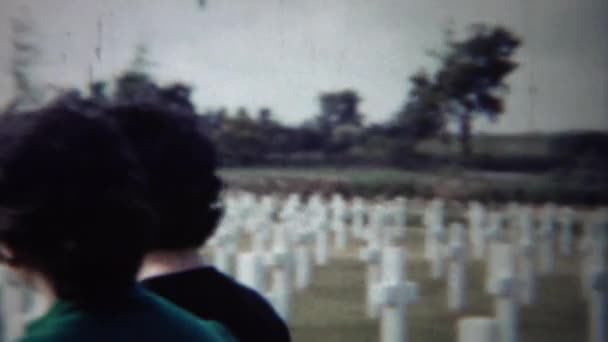 女性はアメリカの兵士の墓地を訪問します。 — ストック動画