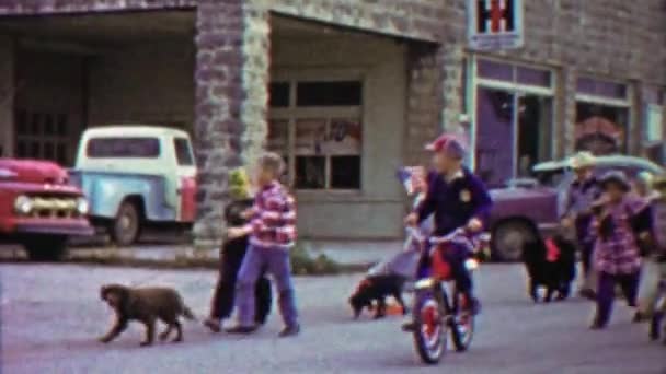 Kids in USA on 4th of July parade marching downtown mainstreet — Stock Video