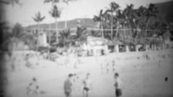 Waikiki beach underdeveloped diamondhead visitors playing — Stock Video