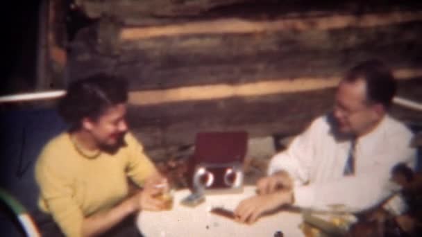 与丈夫的女人处理玩纸牌 — 图库视频影像