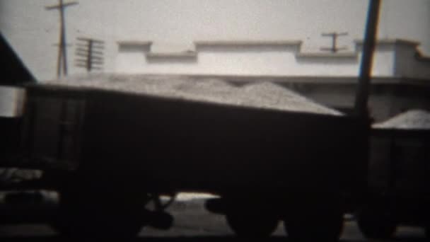 Φορτηγό με καλάθι μεταφέρει υπερφορτωμένο πορτοκάλια δρόμο — Αρχείο Βίντεο