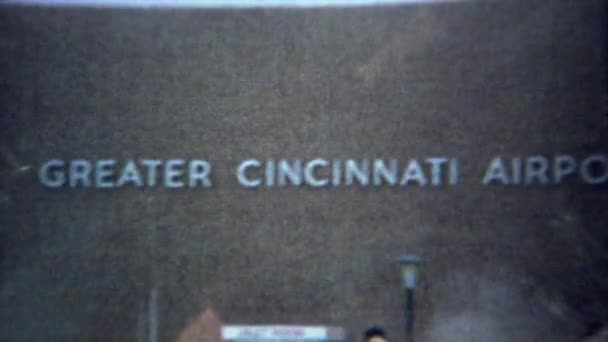 Familie macht Ausflug zum Flughafen von Cincinnati — Stockvideo