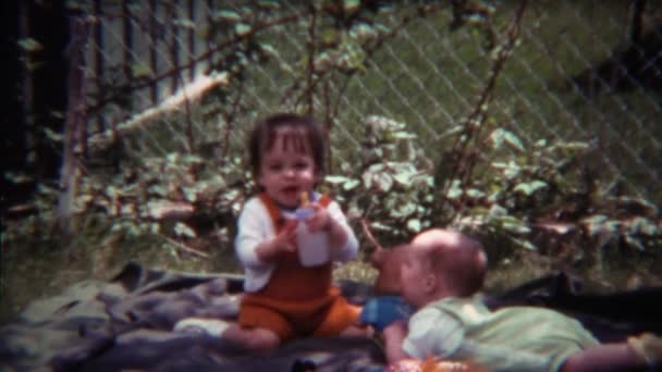 股票奶瓶与新生儿户外护栏 — 图库视频影像