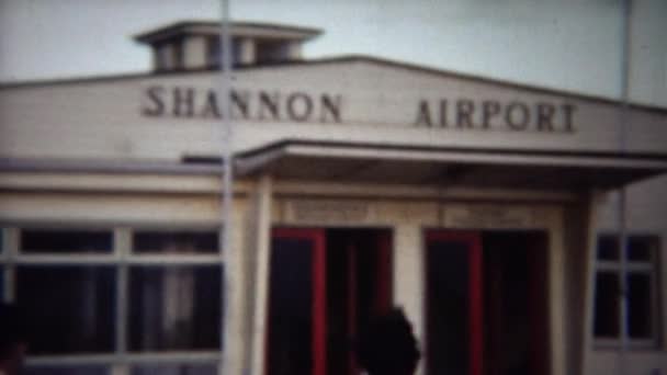 Italiaanse echtpaar op vakantie in Shannon Airport — Stockvideo