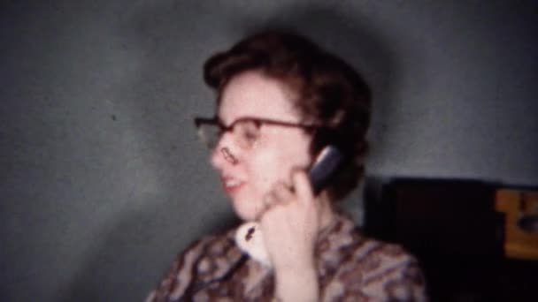 Kobieta rozmawiająca przez telefon — Wideo stockowe