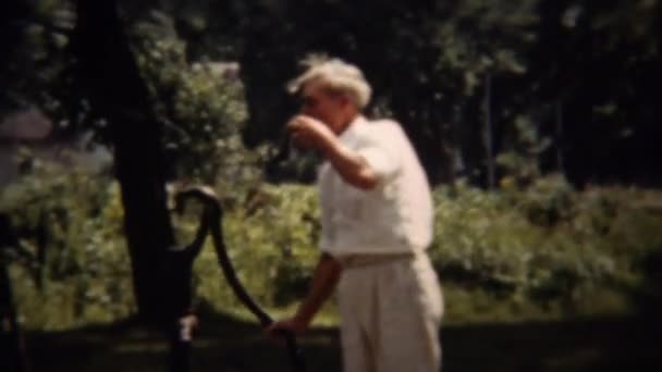 Mann pumpt Wasser für Brunnen — Stockvideo