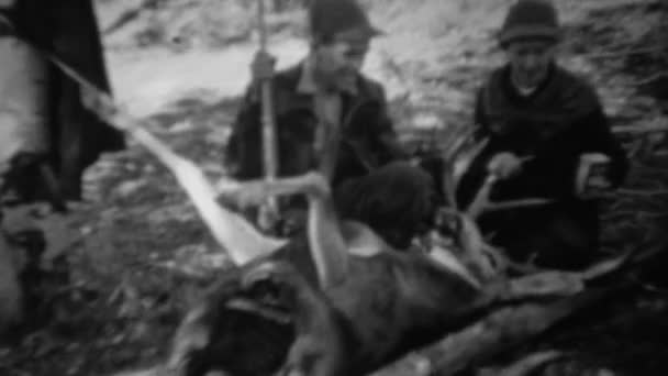 Μερικά κυνηγιού ποζάρουν με ελάφι — Αρχείο Βίντεο
