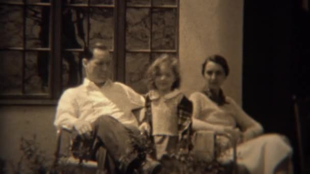 父亲与卷曲的头发女儿和胆小的母亲 — 图库视频影像