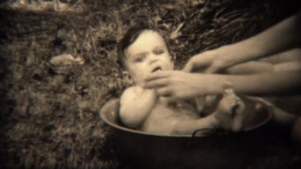 Baño de bebé lavado en una olla al aire libre — Vídeos de Stock