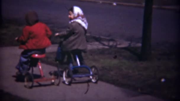 Niños cabalgando triciclos coches clásicos — Vídeo de stock