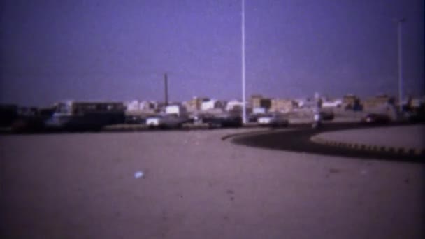 Λεωφορείο οδήγηση σε άγονο τοπίο της ερήμου. — Αρχείο Βίντεο