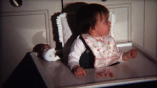 Μωρό τρώει κομμάτια των τροφίμων από τον ∆ίσκο — Αρχείο Βίντεο