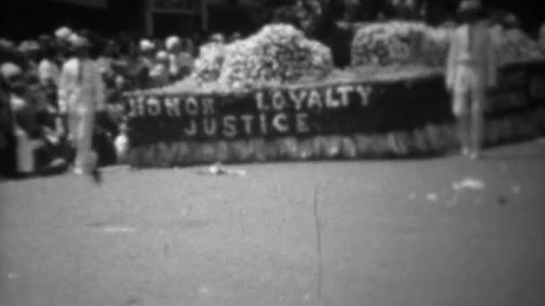 Honour Loyalty Justice WW2 victory flowers covered parade float — Stok Video