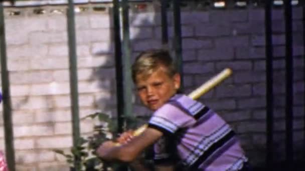 Школьник с бейсбольной битой в стойке — стоковое видео