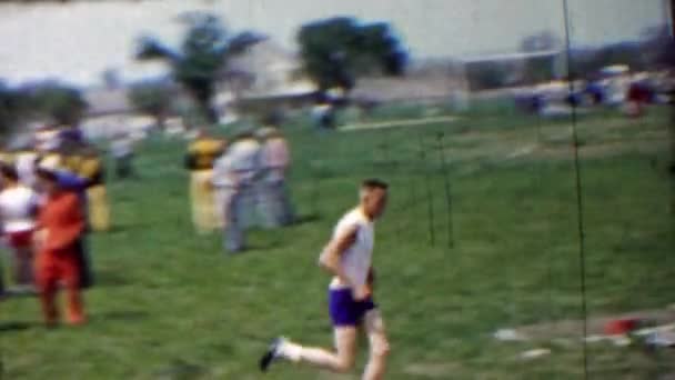 Άνθρωπος στον αγώνα δρόμου πίστα τρέξιμο μακράς απόστασης — Αρχείο Βίντεο
