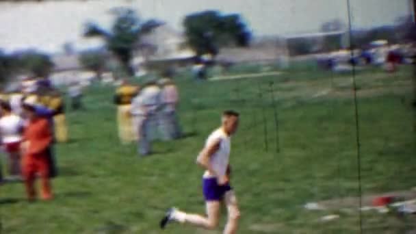 Homme sur la piste course à pied course longue distance — Video