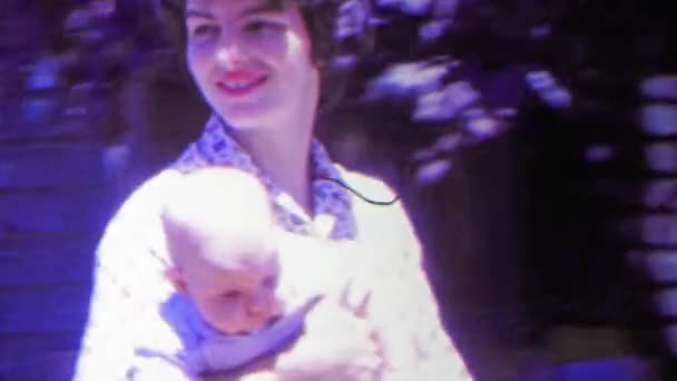 Jackie ONassis ressemblent mère de style porte bébé — Video