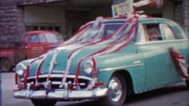 Voiture Cadillac avec parcours de défilé décoré en papier streamer — Video