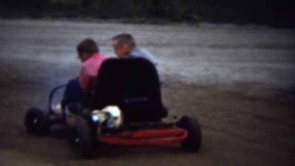 Jongens rijden vervuilende go-kart — Stockvideo