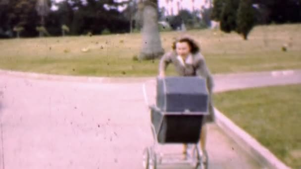 Mutter bereitet Kinderwagen vor — Stockvideo
