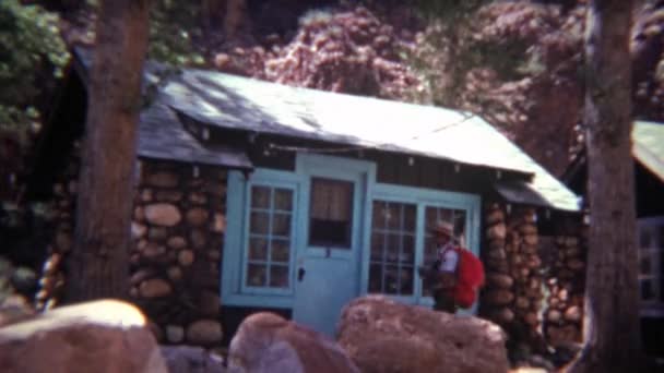 Homem que entra em pequena cabana rural — Vídeo de Stock